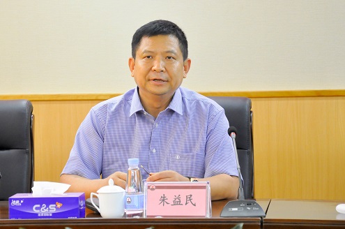 林艳芬书记(左一)和高慎淦副院长(右一)向朱益民书记(左