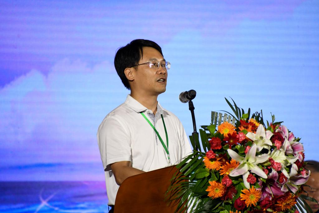 叶军峰校长致辞▲叶军峰校长为现场参加典礼的毕业生代表颁发毕业