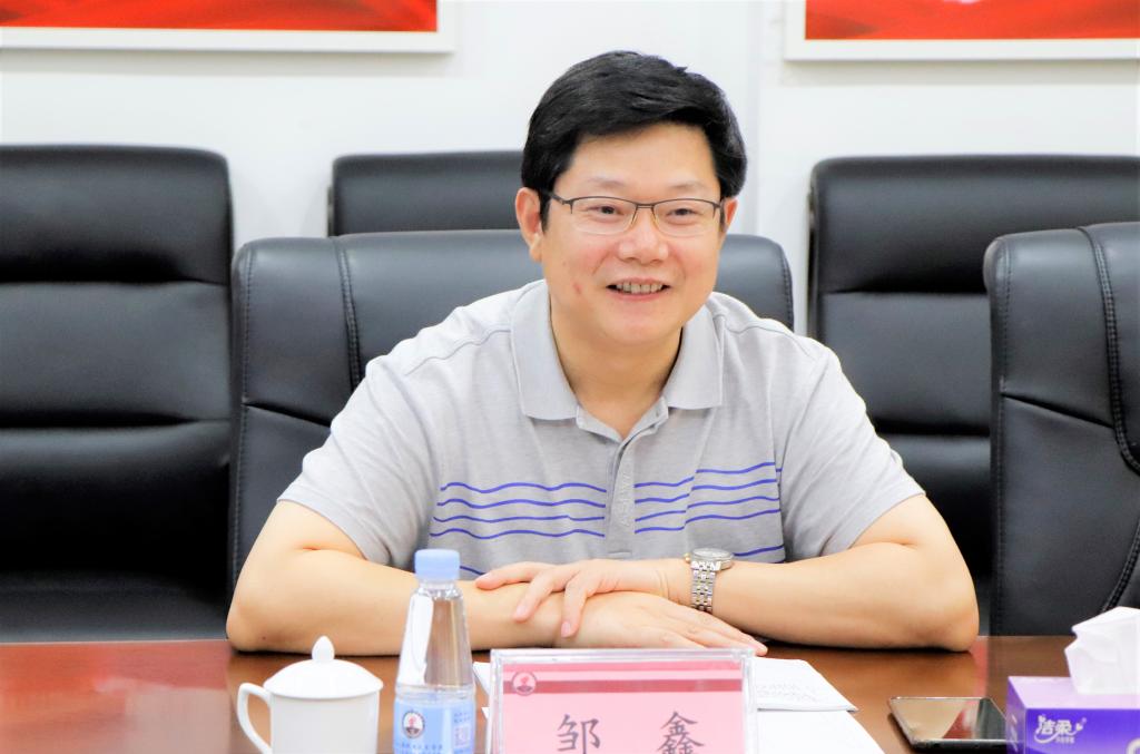 党委书记邹鑫介绍学校办学情况